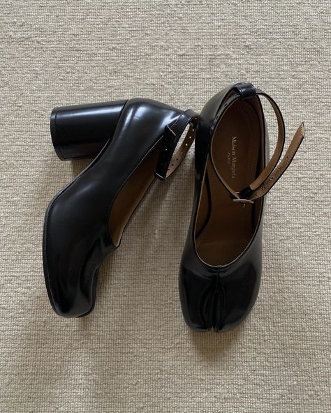 Margiela tabi shoes Maison Margiela Tabi Heels, Tabi Margiela Outfit, Maison Margiela Tabi Outfit, Tabi Shoes Outfit, Tabi Heels, Tabi Mary Jane, Tabi Boots, Maison Margiela Tabi, Tabi Shoes