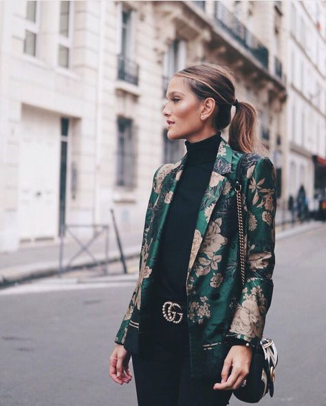 floral/patterned blazer + turtleneck + belt + black jeans Glamour Party, Fashion Friday, Pleated Skirts, Floral Blazer, Looks Street Style, Floral Jacket, Easy Street, Mode Inspo, Blazer Outfits