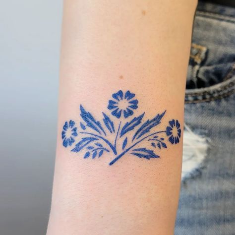 Halie Finney on Instagram: “Some corningware florals, literally I've wanted to tattoo corningware florals for so long 💙💙💙 Thank you Lindsey! . . . . . #tattoo #tattoos…” Pyrex Tattoo Patterns, Polish Pottery Tattoo, Long Floral Tattoo, Corningware Tattoo, Blue Cornflower Tattoo, Symmetrical Flower Tattoo, Pyrex Tattoo, Doily Tattoo, Rosemaling Tattoo