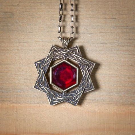 Amulet Skyrim Jewelry, Dr Mundo, Fantasy Props, Magical Jewelry, Arte Fantasy, Elder Scrolls, Geek Chic, Fantasy Jewelry, Skyrim