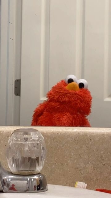 Elmo Phone Wallpaper, Funny Elmo Wallpaper, Elmo Memes Funny, Elmo Background, Iphone Wallpaper Friends, Elmo Random, Elmo Wallpaper Aesthetic, Cursed Elmo, Elmo Cute