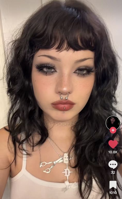 Eddy Make Up, Rock Star Girlfriend Makeup Tutorial, Full Face Make Up Ideas, Alt Makeup Blonde Hair, Rock Star Girlfriend Aesthetic Makeup, Cropped Zip Up Jacket Outfit, Subtle Alternative Makeup, Glam Alt Makeup, Cutesy Goth Makeup