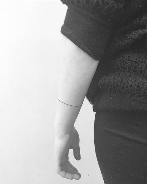 Minimalist single line armband tattoo. Jonboy Tattoo, Simple Line Tattoo, Korea Tattoo, Jon Boy, Minimalist Line Art, Line Art Tattoos, Band Tattoo, Starry Night Van Gogh, Single Line