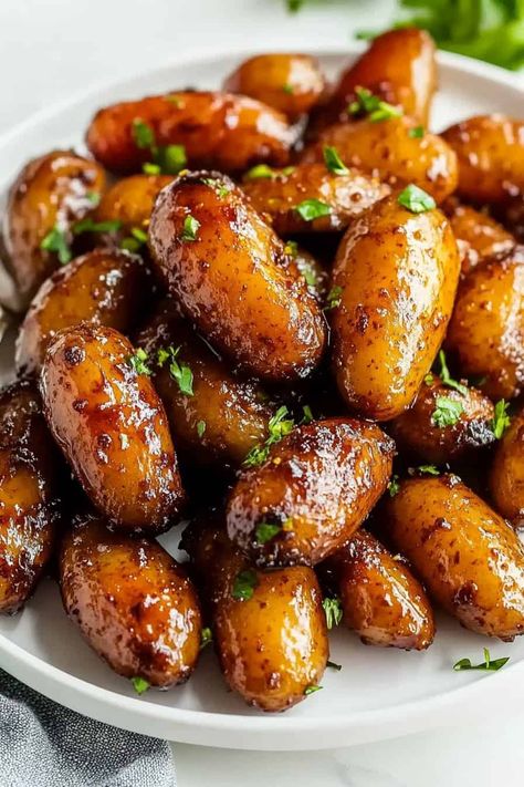 Honey Mustard Potatoes. A plate filled with perfectly roasted fingerling potatoes, glistening with a rich honey mustard glaze. The potatoes are garnished with freshly chopped parsley, adding a vibrant touch of green to the golden-brown dish. A light and flavorful side dish ready to impress. Hot Honey Potatoes, Savory Sweet Potato Recipes Side Dishes, Honey Potatoes Recipes, Honey Mustard Potatoes, Little Yellow Potatoes Recipes, Potato Medley Recipe, Fingerling Potato Recipe, Yellow Potatoes Recipes, Mustard Roasted Potatoes