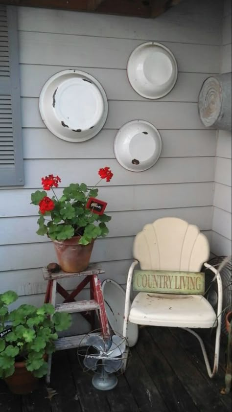 Update your home with these amazing vintage porch decor ideas that bring lively classic styles to your porch with only a few additions! Vintage decor ideas are a great way to add style to small spaces! #VintageDecor #VintagePorchDecor #PorchDecor #Porch #Vintage #Farmhouse #RusticStyle Rustic Porch Ideas, Porche Vintage, Enamelware Decor, Veranda Design, Balkon Decor, Vintage Porch, Rustic Porch, Farmhouse Side Table, Primitive Homes