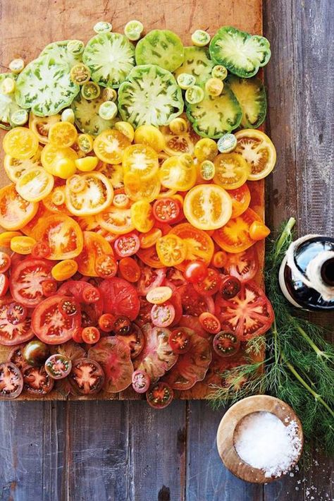 ombre heirloom tomatoes Vegan Platter, Heirloom Tomato Tart, Tomato Food, Montauk Beach, Tomato Tart, Camille Styles, Heirloom Tomato, Heirloom Tomatoes, Vegetarian Recipes Healthy