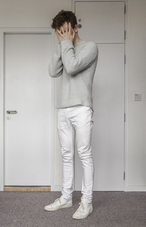 Monochrome white look Outfits With White Jeans Men, White Jeans Outfit Men, Joggers Men Outfit, How To Wear Joggers, Mens Fashion Casual Spring, Boy Jeans, White Jeans Men, White Jeans Outfit, Mens Spring Fashion