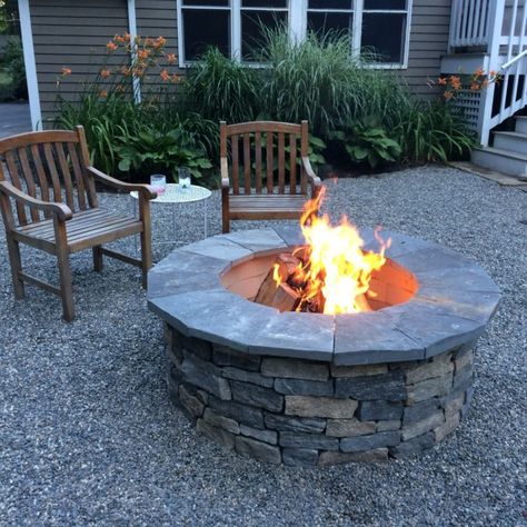 diy firepit Pea Stone Patio, Fall Landscaping Front Yard, Pea Stone, Fire Pit Garden, Outside Fire Pits, Patio Plans, Backyard Seating Area, Fire Pit Landscaping, Stone Patio