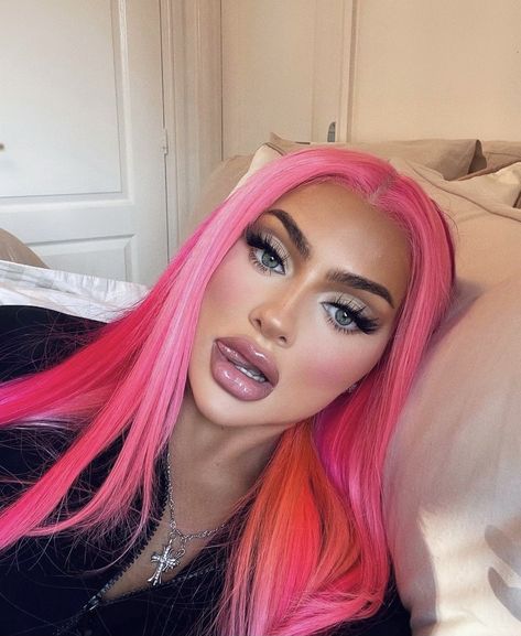 Pink Hair Makeup, Bubblegum Pink Hair, Exotic Hair Color, Gemini Hair, Bright Pink Hair, Colorful Hairstyles, Hot Pink Hair, Dark Brunette Hair, Creative Hair Color