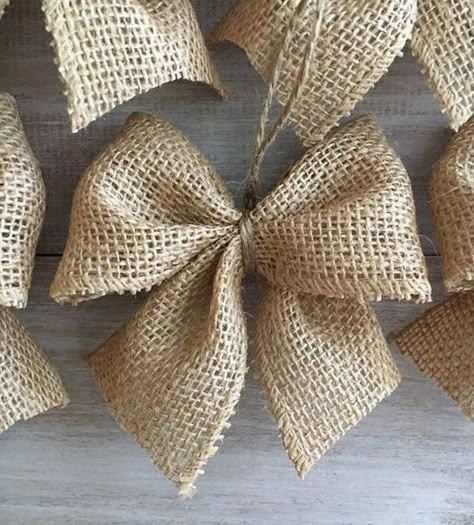 Decoração de Natal com Juta Burlap Bow Tutorial, Ornaments Simple, Burlap Christmas Tree, Rustic Christmas Ornaments, Christmas Tree Bows, Homemade Ornaments, Country Christmas Decorations, Burlap Crafts, Burlap Christmas