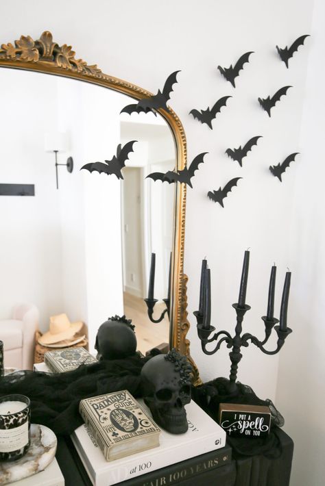 Halloween Entry Table, Pfp Halloween, Halloween Entryway, Elegant Halloween Decor, Halloween Decor Ideas, Console Table Decorating, Fall Bedding, Haunted Halloween, Elegant Halloween