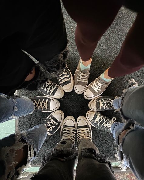 Friends Shoes Pictures, Friend Group Aesthetic Faceless, Best Frieds, Girls Shoes Teenage, Aesthetic Converse, Converse Collection, Friends Group Photo, How To Clean White Shoes, Converse Chucks