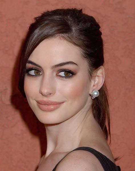 Anne Hathaway Eyes, Anne Hathaway Eye Makeup, Anne Hathaway Smokey Eye, Anne Hathaway Makeup Looks, Ann Hathaway Aesthetic, Anne Hathaway Makeup, Makeup Influencer, Fresh Face Makeup, Droopy Eyes