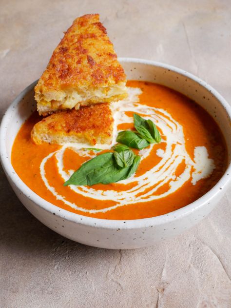 Roasted Tomato Soup Soup Cheese, Soup With Cheese, Homemade Grilled Cheese, Cheese Toast Recipe, Cheese Toastie, Creamy Tomato Basil Soup, Tomato Soup Recipe, Roasted Tomato Soup, Smoked Cheese