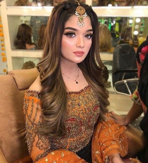 Bridal Hair Romantic, Kashees Hairstyle, Boho Bridal Hairstyles, Elegant Bridal Hairstyles, Classic Bridal Hair, Layer Haircut, Pakistani Bridal Hairstyles, Mehndi Hairstyles, Bridal Updos