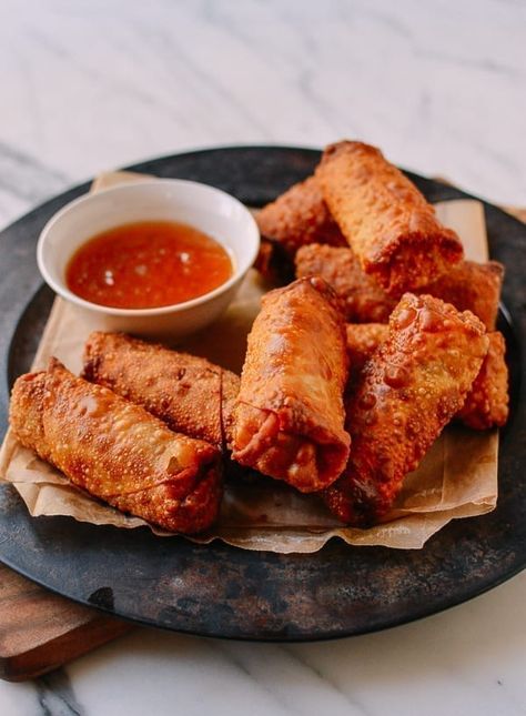 Vegetable Egg Rolls: Step-by-Step Photos & Video! - The Woks of Life Beef Stew With Noodles, Chinese Egg Roll Recipes, Stew With Noodles, Woks Of Life Recipes, Egg Rolls Recipes, Veggie Egg Rolls, Takeaway Recipes, Vegetarian Egg Rolls, Bo Kho