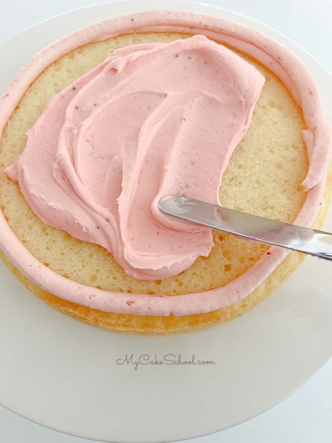 Moose Dessert, Mousse Cake Filling, Strawberry Mousse Filling, Strawberry Cheesecake Cake, Strawberry Mousse Recipe, My Cake School, Doctored Cake Mix Recipes, Strawberry Mousse Cake, Easy Strawberry Cheesecake