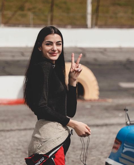 Female Mercedes Driver, Red Bull Female Driver, Female Formula 1 Drivers, Toni Breidinger Nascar, Female F1 Drivers, Female F1 Driver Aesthetic, F1 Girl, Female Race Car Driver, Female Racers