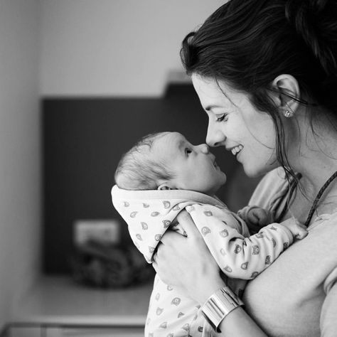 153 vind-ik-leuks, 37 reacties - F O T O M O O D by Erna Drion (@foto__mood) op Instagram: 'One of those moments. . . . . #bnw_faces_ #bnwphotography #newbornphotography ##bnwmagic #bnwmood…' Vom Avea Un Copil, Photo Bb, Mother Baby Photography, Baby Fotografie, Newborn Family Photos, Newborn Photography Poses, Newborn Baby Photoshoot, Baby Boy Photography, Newborn Baby Photos