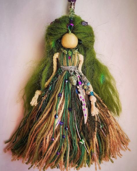 Brigid Doll Diy, Spirit Dolls Pagan, Witch Poppet Diy, Yarn Sculpture Art, Fairy Peg Doll Diy, Yarn Witch Doll, Wool Dolls How To Make, Tassel Dolls Diy, Diy Fairy Dolls