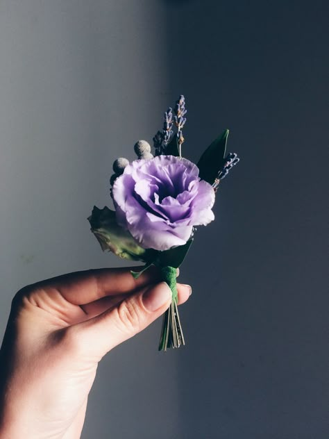 Groom Boutonniere Lavender, Purple Bouteniers, Purple Wedding Corsage, Purple And Yellow Boutonniere, Purple Boutineer Ideas, Lavender Boutonniere Groomsmen, Boutineer Ideas Purple, Purple Wedding Boutonniere, Purple Flower Boutonniere