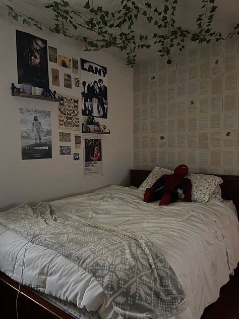 Tvd Bedroom Aesthetic, Room Ideas Twilight, Twilight Bedroom Decor, Twilight Room Inspiration, Earth Aesthetic Room, Marauders Bedroom Aesthetic, Twilight Aesthetic Bedroom, Earth Themed Bedroom, Twilight Room Ideas