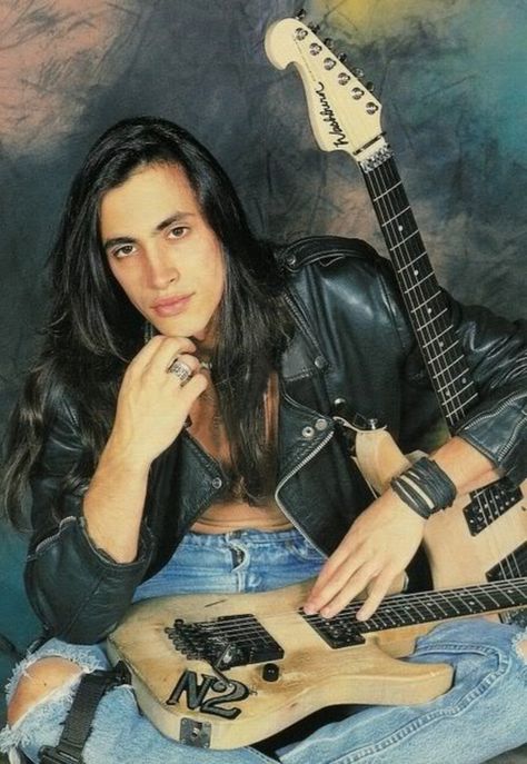 Nuno Bettencourt ♥ http://www.freeforum101.com/nunobettencourt/index.php?mforum=nunobettencourt Nuno Bettencourt 90s, Boy Long Hair, 80s Rock Fashion, Nuno Bettencourt, 80s Hair Bands, Mötley Crüe, Guitar Hero, Alternative Outfits, Long Hair Styles Men