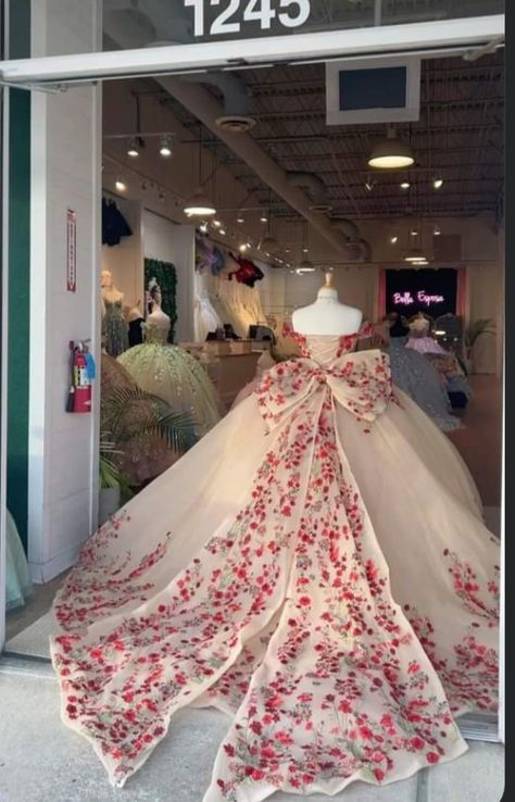 Flower Quince Dress, Quinceañera Centerpieces, Quinceanera Stuff, Vestido Charro, Quince Stuff, Xv Dresses, Sweet 15 Party Ideas Quinceanera, Debutante Dresses, Quinceanera Pink