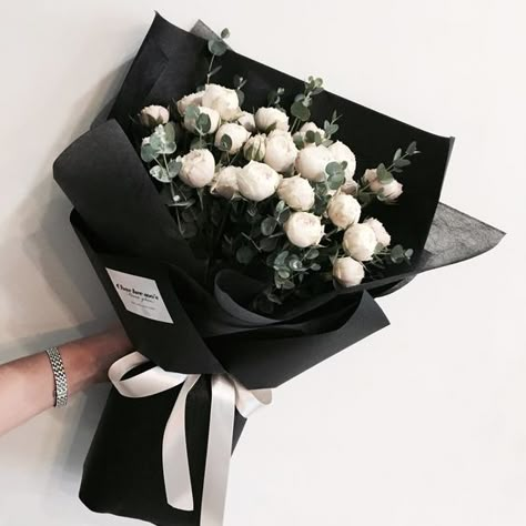 Black Flower Bouquet, Black Bouquet, White Flower Bouquet, Diy Bouquet Wrap, Luxury Flower Bouquets, Flower Box Gift, Boquette Flowers, Hand Bouquet, Flowers Bouquet Gift