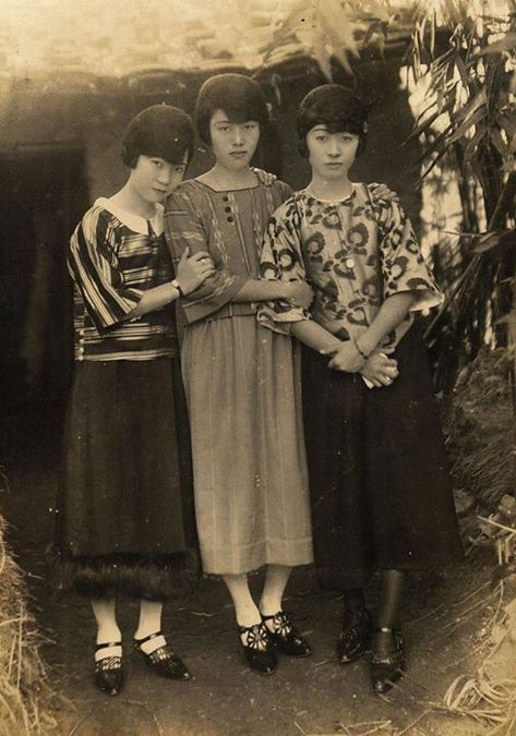 The fashioned ladies of Taiwan 1930s Chinese 1930s Fashion, Outfit Astethics, 1930s Photography, Hood Feminism, Taiwanese Art, 1925 Fashion, 1930s Photos, Ghost Sculpture, 1900's Fashion