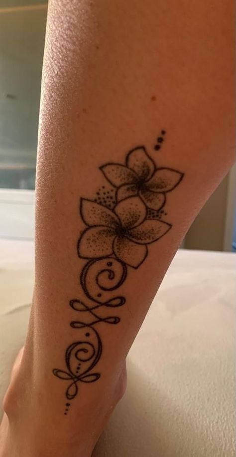 Cute Easy Tattoos For Women, Hawaiian Plumeria Tattoo, Tattoos For Black Skin Women, Pen Tattoo Ideas, Tattoos Red Ink, Black Skin Girl, Small Henna Tattoos, Aries Tattoos, Mujeres Tattoo