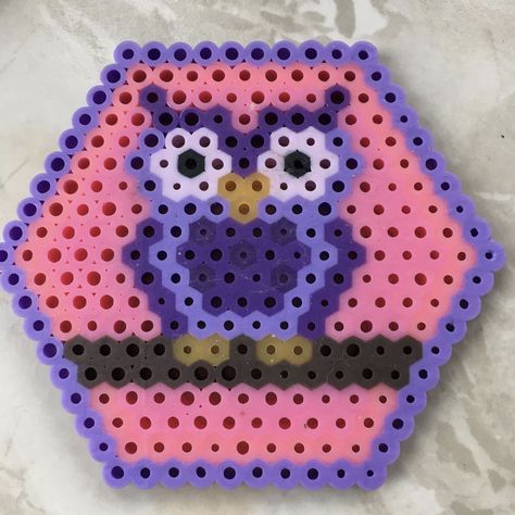 easy to create on a hexagon board Perler Beads Hexagon Patterns, Perler Beads Hexagon, Hexagon Perler Bead Patterns, Melty Bead Designs, Flower Crafts Kids, Hamma Beads Ideas, Animal Beads, Easy Perler Bead Patterns, Easy Perler Beads Ideas