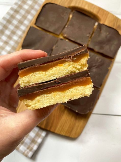 Millionaire shortbread (gluten free, dairy free and vegan) Carmel Desserts, Millionaire Shortbread Recipe, Millionaire Pie, Vegan Pudding, Millionaire Shortbread, Bachelorette Ideas, Vegan Gluten Free Recipes, Sweet Treats Recipes, Savory Vegan