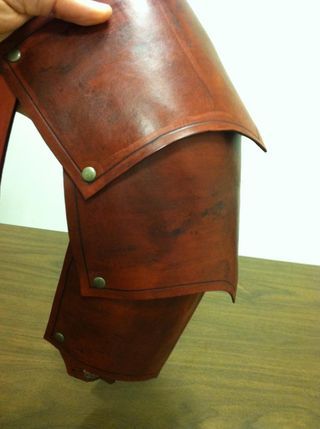 Every time I go to a Ren Faire I seem to come away with something that I need to make. After one trip I decided that I needed a leather pauldron. I would have loved... Diy Leather Armor, Diy Armour, Leather Pauldron, Larp Diy, Costume Chevalier, Armor Tutorial, How To Make Leather, Viking Armor, Mode Steampunk