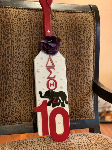 D9 Greek Paddles, Delta Sigma Theta Paddle, Delta Sigma Theta Paddle Ideas, D9 Paddles, Delta Sigma Theta Crossing Gifts, Resin Canvas Art, Theta Crafts, Coasters Ideas, Paddle Designs