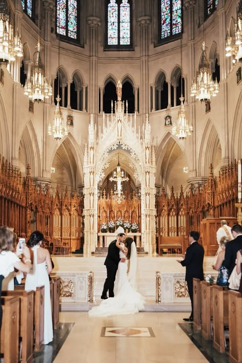 Church Venue Wedding, Wedding In Church Aesthetic, Mexican Church Wedding, Cathedral Wedding Venue Church, Cathedral Wedding Photos, Wedding Church Photos, Catholic Wedding Aesthetic, Catholic Wedding Photography, Wedding Venue Church