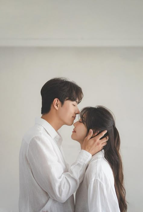 Pre Wedding Photoshoot Theme, Prenuptial Photoshoot, Studio Photoshoot Ideas, Korean Couple Photoshoot, Korean Wedding Photography, Pre Wedding Photoshoot Outfit, Wedding Photo Studio, Family Portrait Poses, Pre Wedding Photoshoot Outdoor