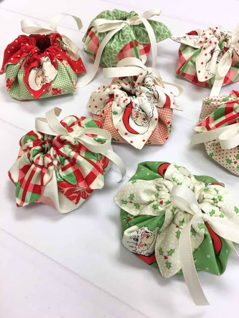 Drawstring Christmas Gift Bags, Christmas Pouches Gifts, Christmas Fabric Scrap Projects, Small Christmas Gifts To Sew, Quick Christmas Gifts To Sew, Christmas Drawstring Bags, Christmas Fabric Gifts, Quilted Gift Bags, Christmas Quilting Projects Gift Ideas Free Pattern