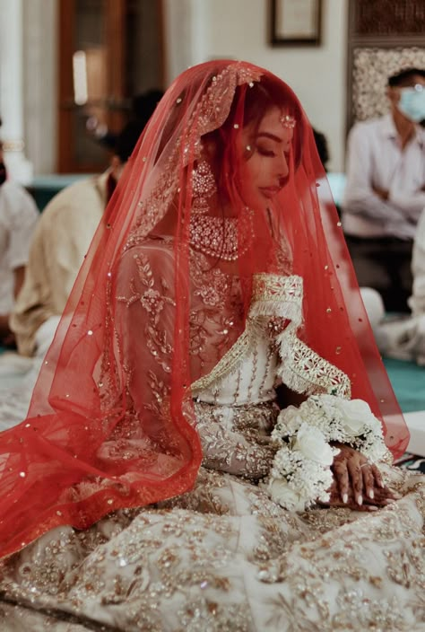 Nikkah Outfit Red Dupatta, Nikah Red Dupatta, Nikkah Outfit With Red Dupatta, Qubool Hai Dupatta, White Nikkah Dress With Red Dupatta, Red Nikkah Outfit, Nikkah Dupatta Red, Nikah Dupatta Ideas, Nikkah Dupatta Ideas