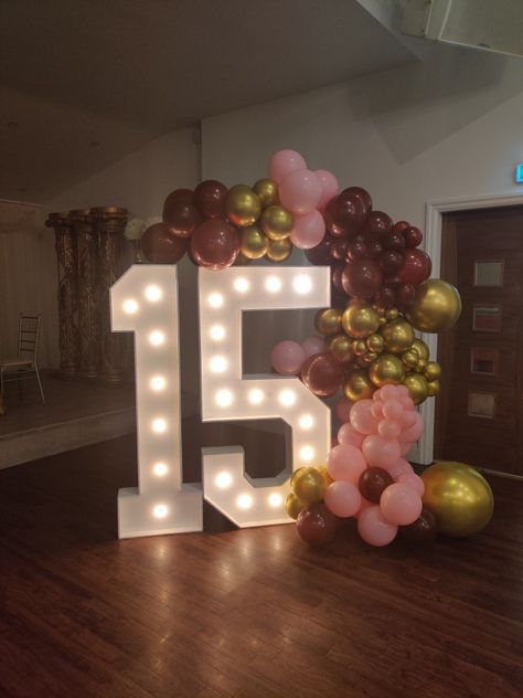 Celebrating quinceañera for a lovely 15 year old. Baloon decoration ideas using burgundy Pink and gold balloons and light up numbers. Number 15 Balloons, 15 Light Up Numbers Quince, 15 Year Birthday Ideas, Turning 15 Birthday, 15 Year Girl Birthday Party Ideas, Light Up Numbers With Balloons, 15 Year Birthday Party Ideas, Number 15 Cake, Birthday Venue Ideas