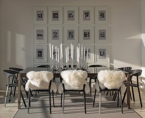 The gallery wall behind this dining table was thoughtfully created by framing black and white photos in all the same frames to create an organized and personal wall of art. Black And White Dining Room, Sala Grande, Dining Room Contemporary, White Dining Room, Deco Originale, Contemporary Dining Room, Black And White Decor, Design Del Prodotto, Chandelier Design