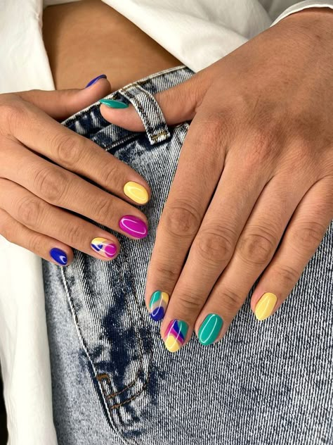 Elegant Manicure Ideas, Summer Dip Nails, Spring Colors For Nails, Colors For Nails, 80s Nails, Summer Dip, Spring Nail Polish Colors, Pink Tip Nails, Feather Nails