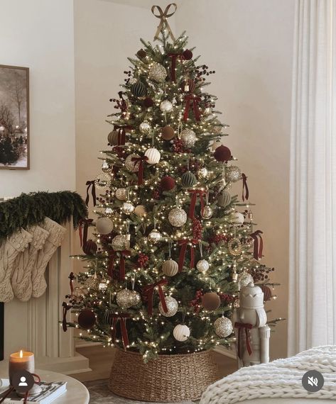 Christmas Tree Inspo, Christmas Apartment, Cozy Christmas Decor, Farmhouse Christmas Tree, Elegant Christmas Trees, Creative Christmas Trees, Christmas Decor Inspiration, Red Christmas Tree, Traditional Christmas Tree