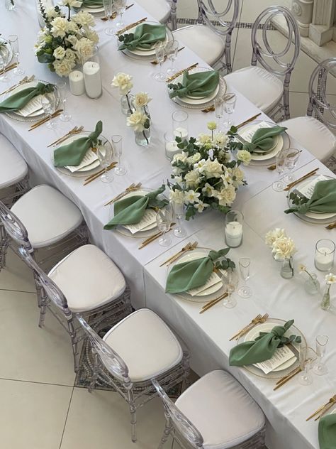 Sage Green Aisle Decor, Wedding Table Green And White, White And Green Decor Wedding, Sage Green Dinner Party, Green Themed Wedding Decor, White And Green Table Decor, Wedding Table Design Ideas, Simple Wedding Decorations Indoor, Wedding Table Bride And Groom