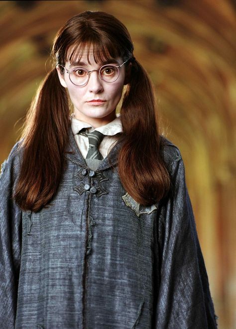 Nice sized image of Moaning Myrtle, print it and stick in the bathroom for a party surprise! Moaning Myrtle Costume, Hp Photos, Harry Potter Kostüm, Classe Harry Potter, Moaning Myrtle, Harry Potter Printables Free, Cumpleaños Harry Potter, Harry Potter Printables, Harry Potter Cosplay