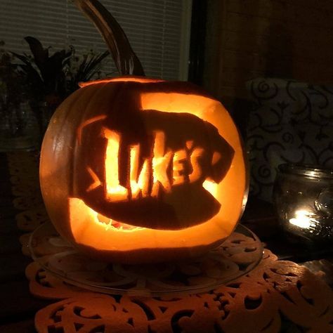 Happy Halloween! 🎃 This is still my favorite pumpkin. 🤗 Did anyone else carve a Gilmore Girls themed pumpkin?  #Repost @ameinfinland… Gilmore Girls Pumpkin Carving, Gilmore Girls Pumpkin, Gilmore Girls Luke, Cute Pumpkin Carving, Halloween Pumpkin Carving Stencils, Easy Pumpkin Carving, Pumpkin Carvings Stencils, Pumpkin Stencil, Halloween Pumpkins Carvings