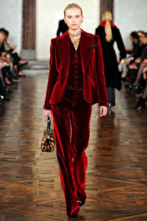 Velvet  http://www.fashionstudiomagazine.com/2012/10/trends.html Ralph Lauren Fall, Velvet Suit, Dress Velvet, Red Suit, Velvet Fashion, Wearing Red, Mode Inspiration, Red Fashion, Fashion Photo