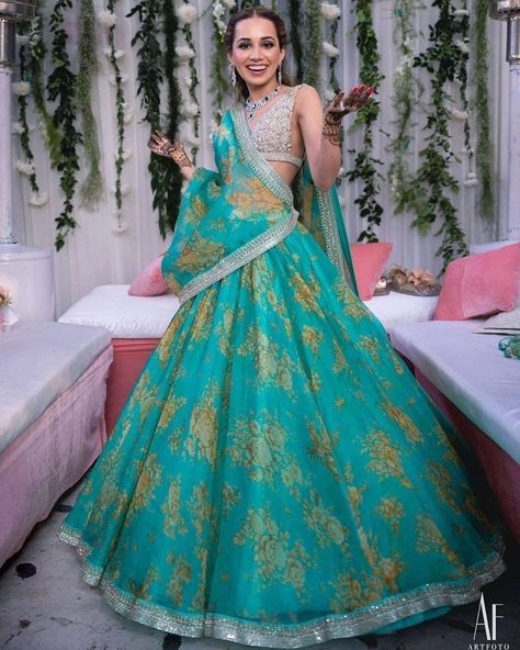 30 Lehenga Dupatta Draping Styles - Learn Different Ways Lehenga Draping Styles, Lehenga Dupatta Draping Style, Sabyasachi Lehenga Cost, Lehenga Color Combinations, Mehendi Dresses, Dupatta Draping Styles, Dupatta Draping, Sabyasachi Sarees, Sabyasachi Bride