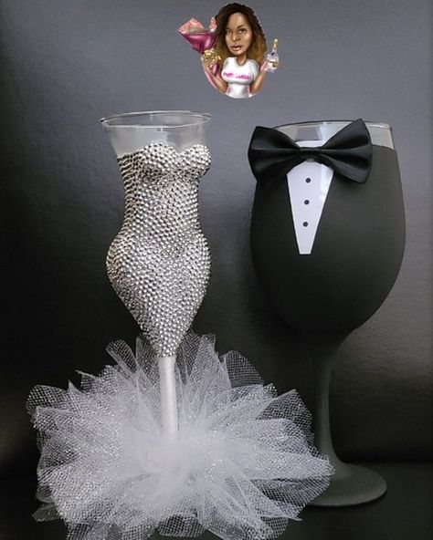 Wedding Champagne Glasses Diy, Bride And Groom Wine Glasses, Rhinestone Wine Glasses, Diy Wedding Reception Decorations, Wedding Decorations Diy Centerpiece, Bedazzled Liquor Bottles, Diy Mug Designs, Bride Groom Table, Glassware Crafts