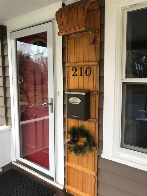 Tobaggon Decoration, Christmas Toboggan Decoration, Repurpose Skis, Toboggan Sled Decor, Ski Lodge Aesthetic, Bunkie Ideas, Lodge Aesthetic, Ski House Decor, Rustic Cottage Decor